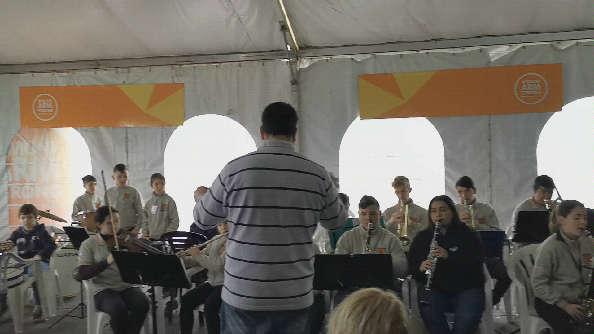 在阿根廷遇见的儿童乐团havana演奏