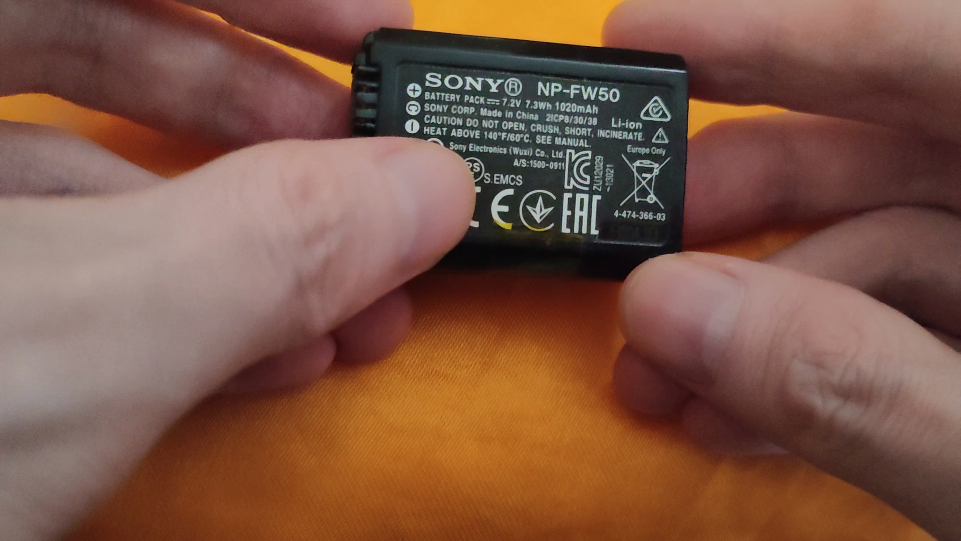 拆解索尼微单电池fw50,多款索尼微单相机采用此型号电池