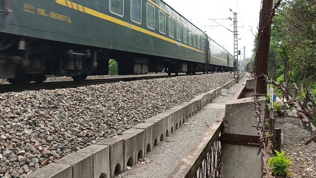 k2187(上海-西宁)晚点通过,去往宝鸡方向.