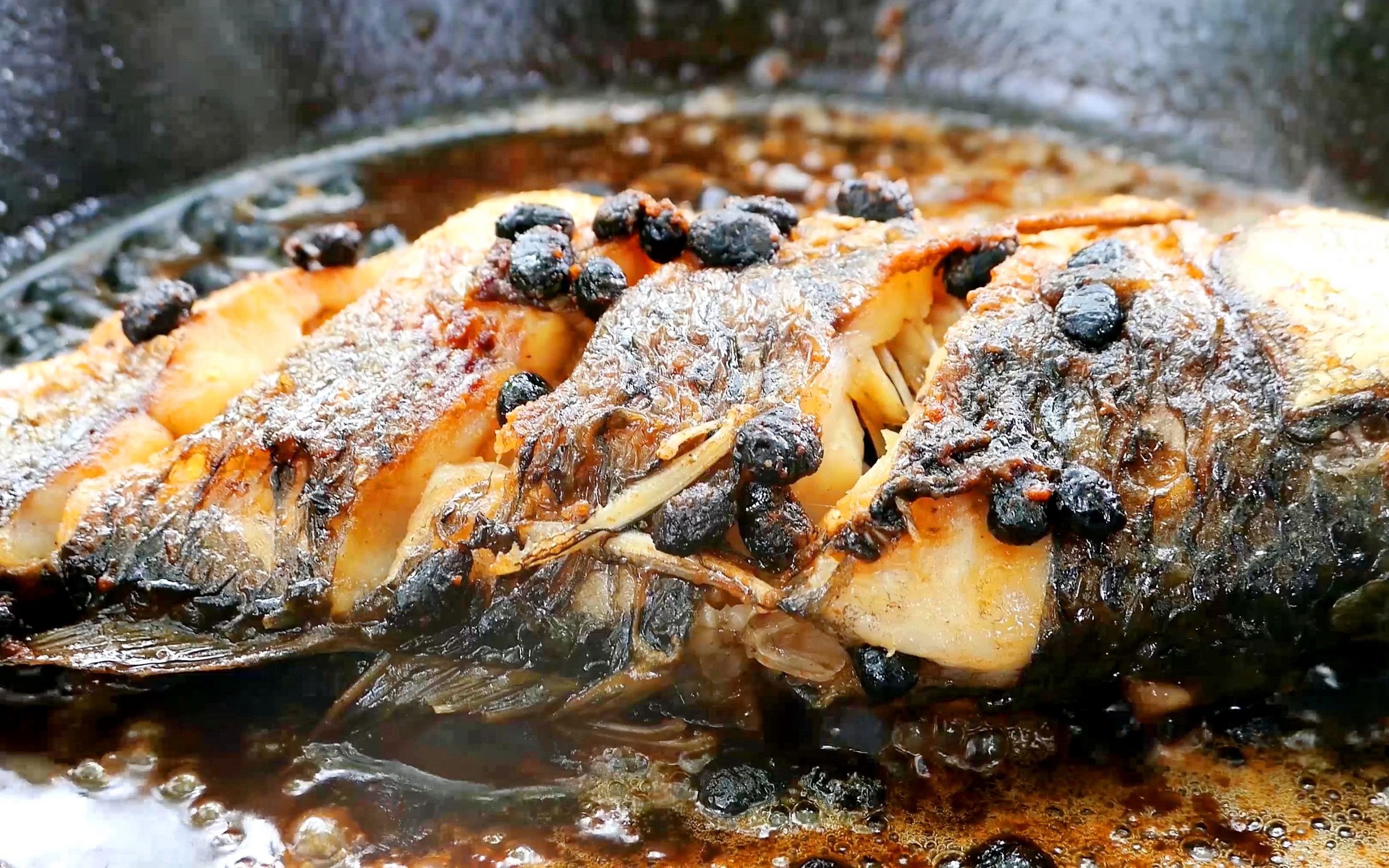 【豆豉鲫鱼】阳江地道美食豆豉鲫鱼,鲜美的鱼肉配特色豆豉,真的太美味