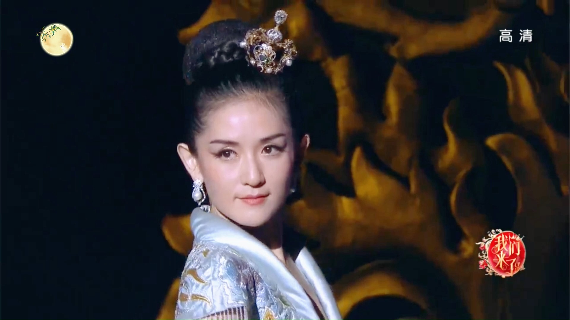 谢娜t台走秀,同一人换了身衣服气场都变了,网友:果然人要衣装!