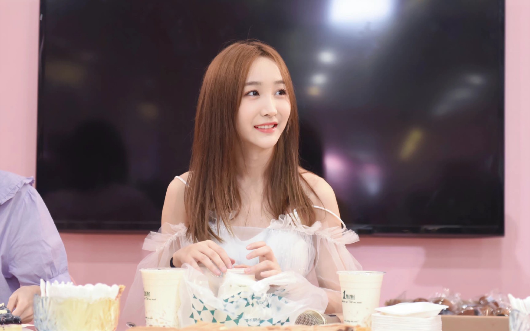 【张怡】第一视角康康好看的美女(生日会自己拍的)