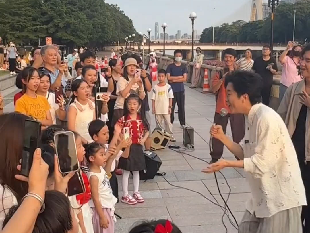 【李玉刚】20261003广州海心沙快闪活动，和街头歌者合唱万疆