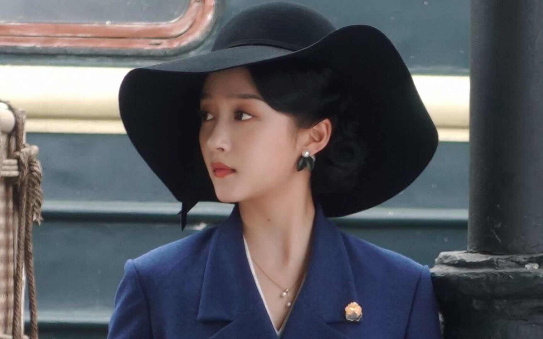 关晓彤《梅花红桃》首播,营销身材被女配艳压,民国造型又美又辣