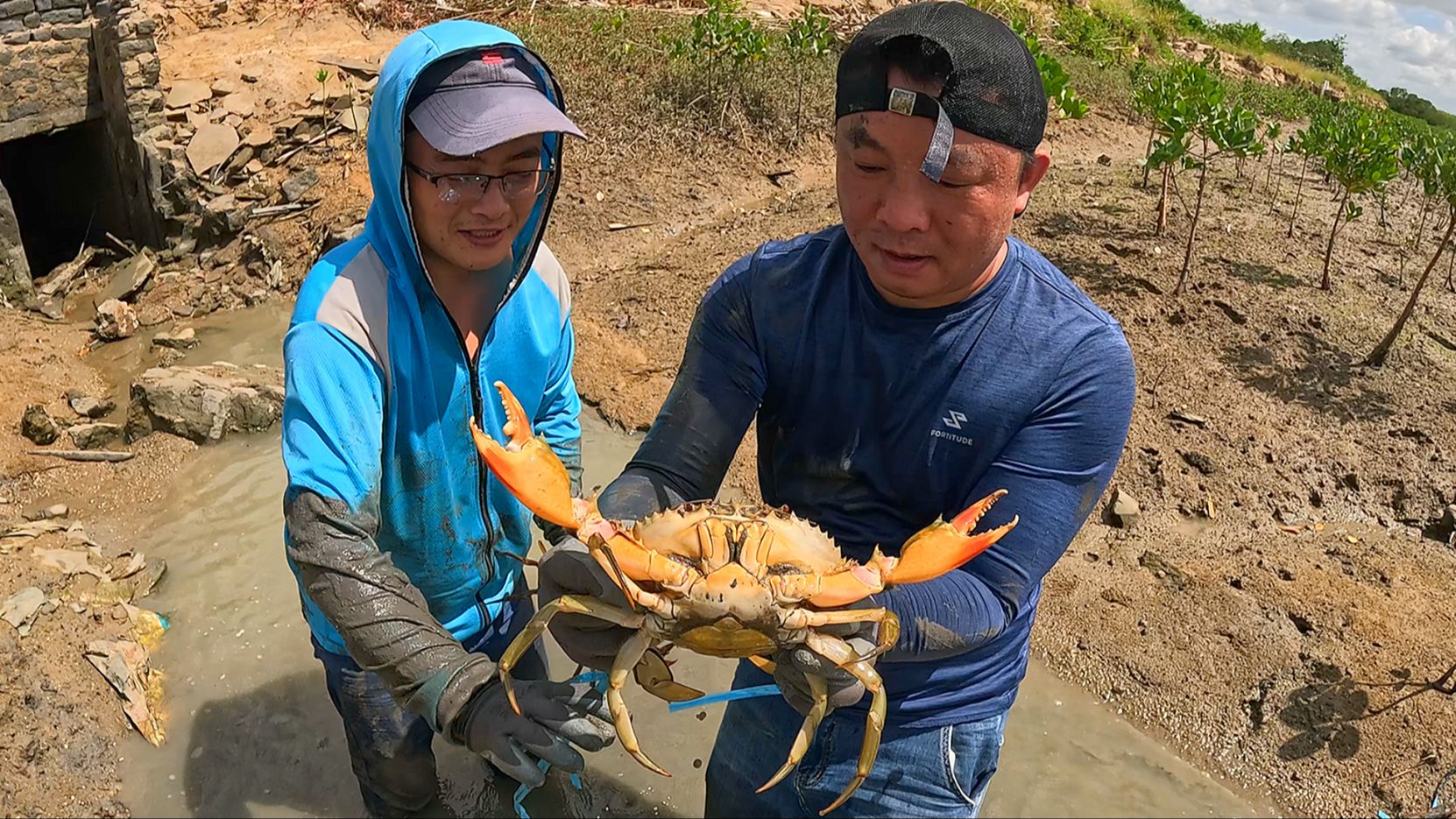 这蟹王蟹后不得了,堪称巨无霸,出货瞬间3个人都惊呼起来哔哩哔哩bilibili