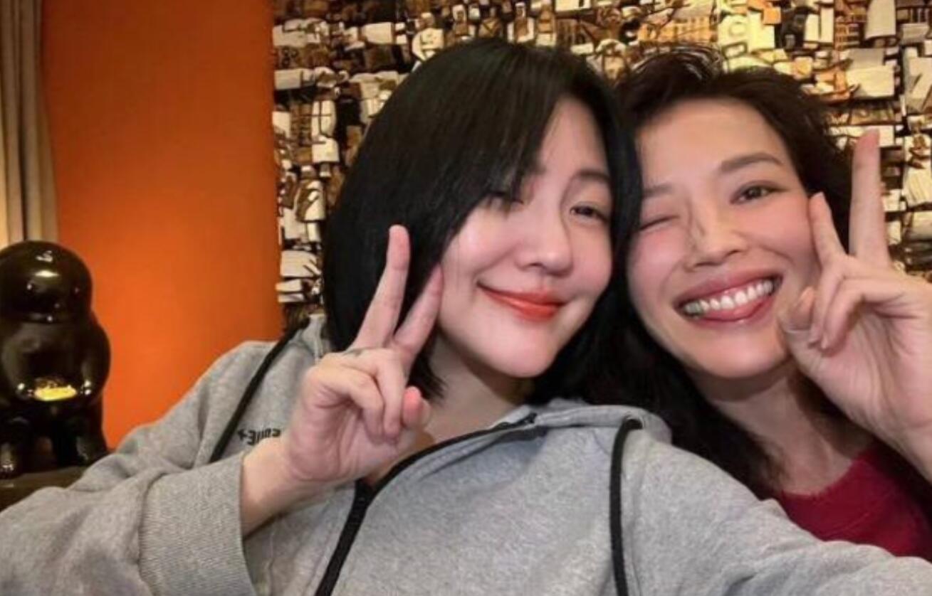 小s晒与舒淇素颜合照,称对方为亚洲第二美,两人美貌难分上下