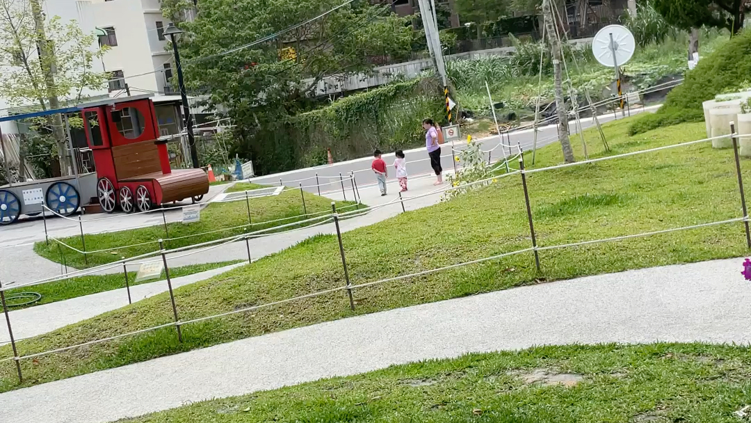 [图]可憐的小孩在公園被