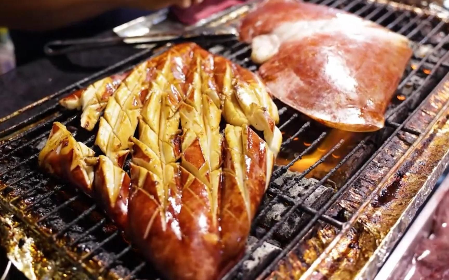 街头美食,碳烤鱿鱼尾,真的超级大!