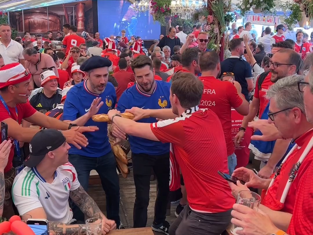 奥地利球迷当着法国球迷面折断了法棍面包0074 0993