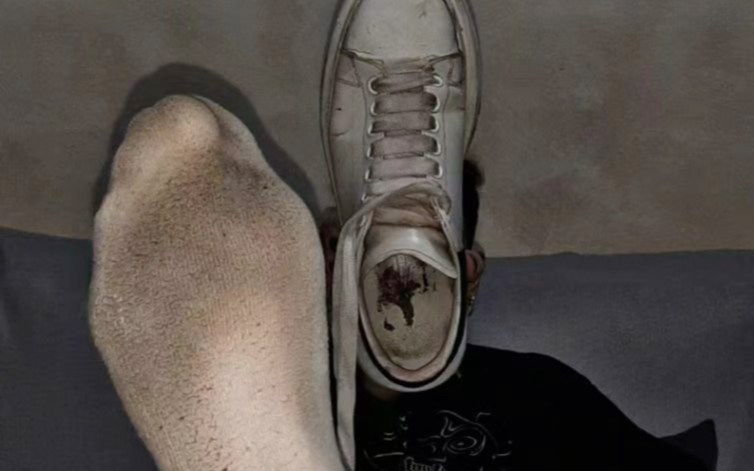 体育生宿舍说,打完篮球袜子脏,连脚也洗不净