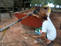 完整流程 工匠示范如何用木材制造一条小船！