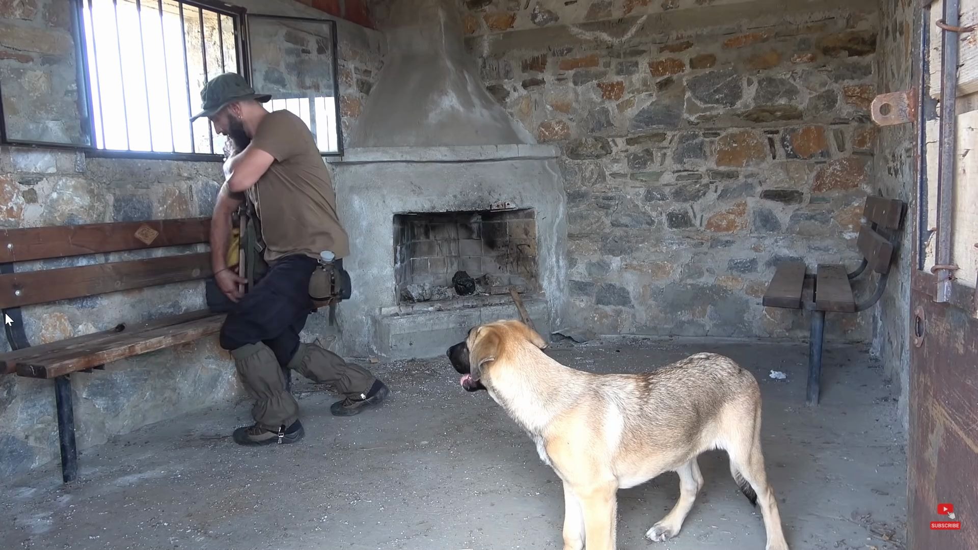 [图]在1400米高山上旅行，在山上的一个狩猎小屋生活烹饪，烤鸡