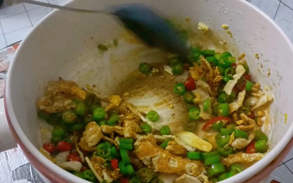 芳妹今天用冰箱里剩下的菜,做一道很好吃的下饭菜.足足吃两碗饭