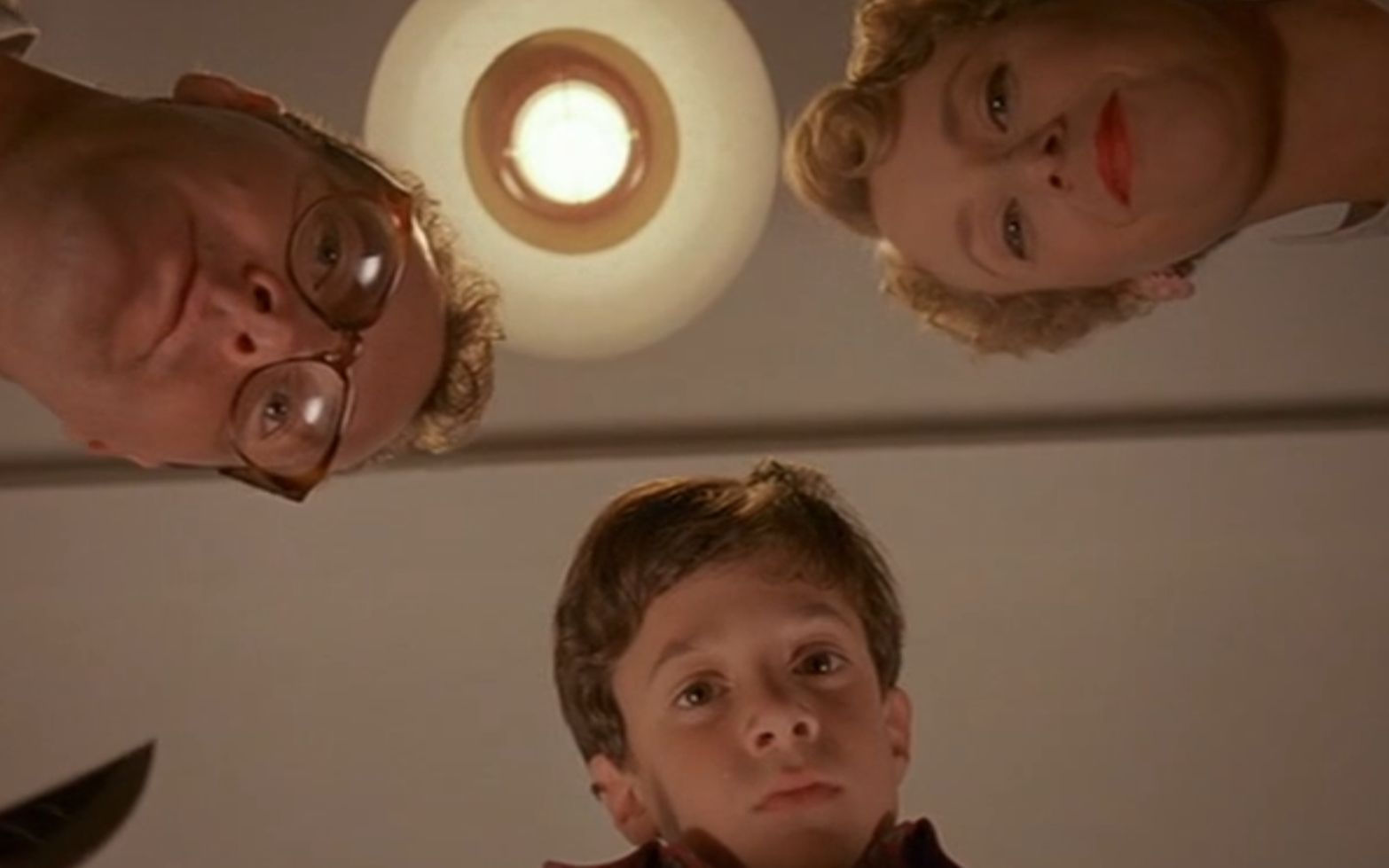 男孩家天天吃肉,却从不买肉,跟踪父亲来太平间发现秘密