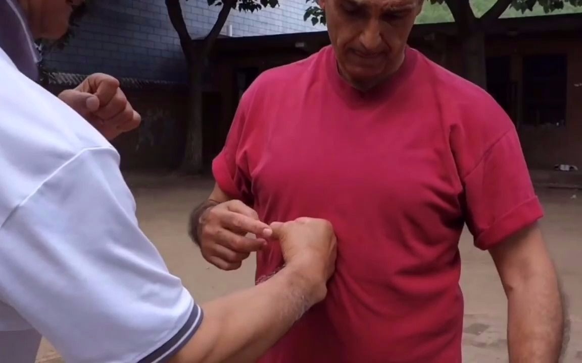 意拳名师崔瑞彬先生给国外学生演示用拳要领