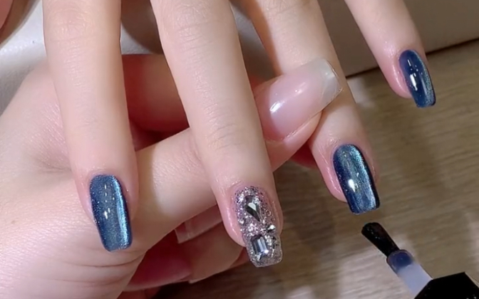 显白的蓝色玻璃珠猫眼,简简单单的也好看呢#超好看的美甲#仙女必备