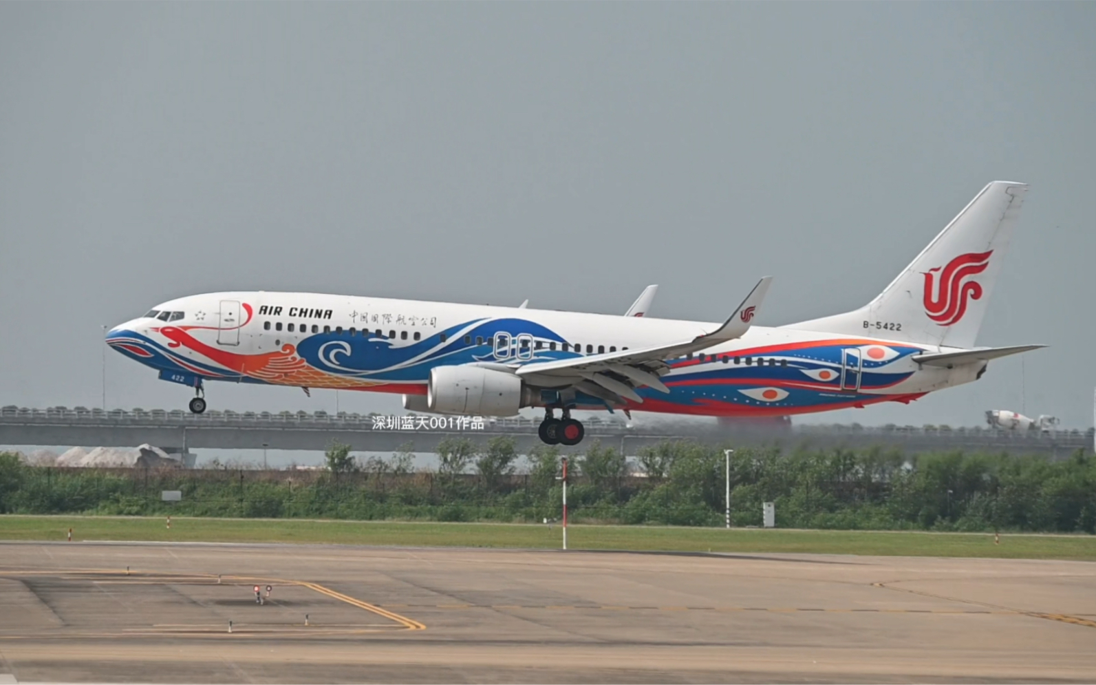 国航火凤凰737降落深圳机场.