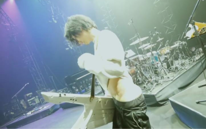 当藤井风拿起keytar