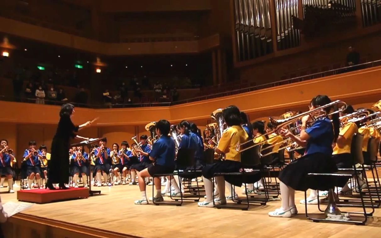 [图]小学生演奏 花は咲く 花会绽放 铜管乐版 全体合唱