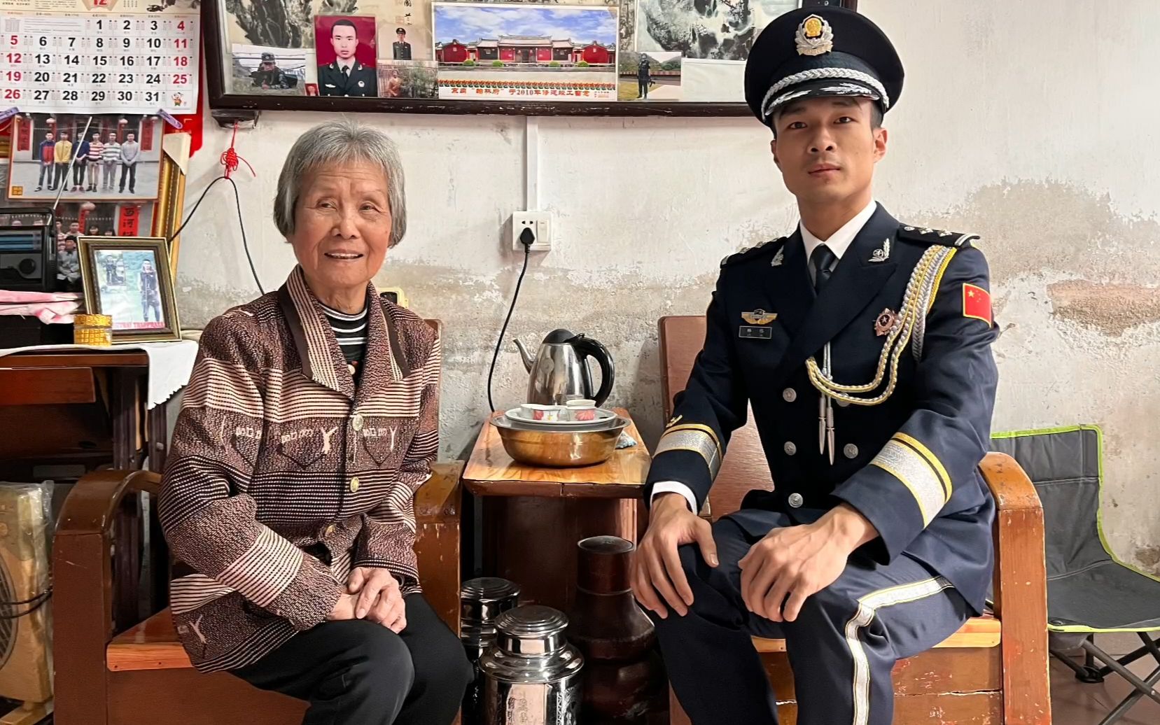 [图]当奶奶看到林同学穿警礼服