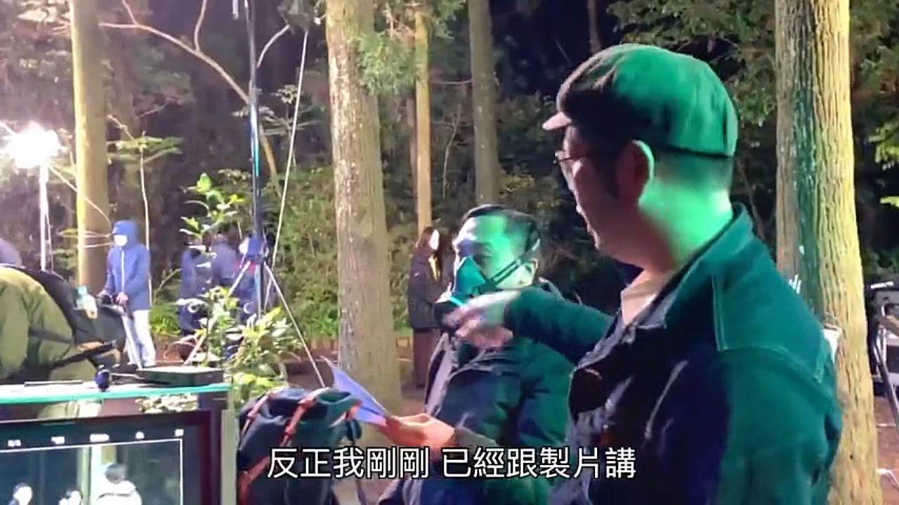 摄像师出去拍摄记住要带卡，电池