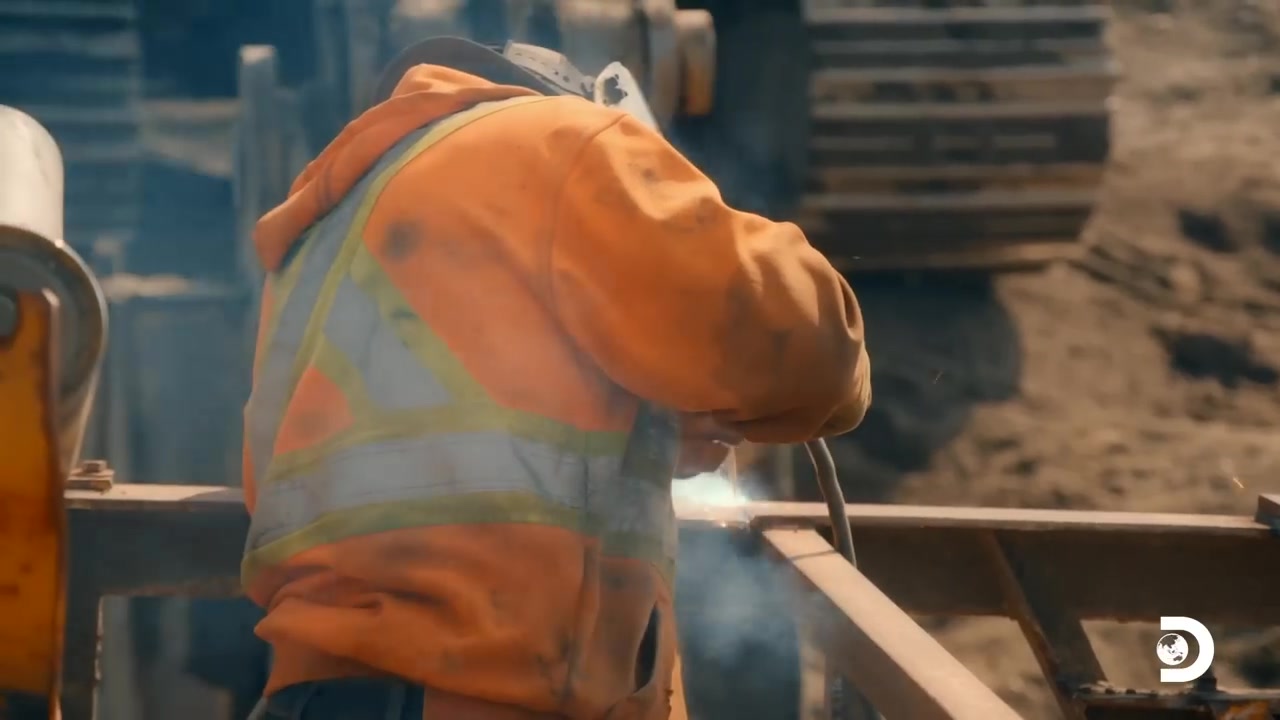 [图]Young Miners Repair Wrecked Conveyor Belt | Gold Rush