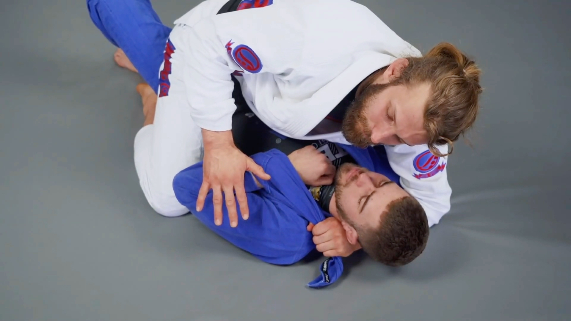 巴西柔术骑乘位利用衣角的绞技