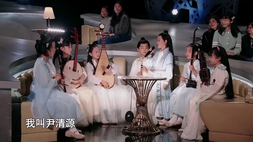 [图]10后小朋友组古风乐队演绎庄子逍遥游 北冥有鱼,其名为鲲鲲之大不知其几千里也”这支由“10后”小朋友组成的古风乐队,用8种民乐演绎出他们心中《逍遥游》里的世界