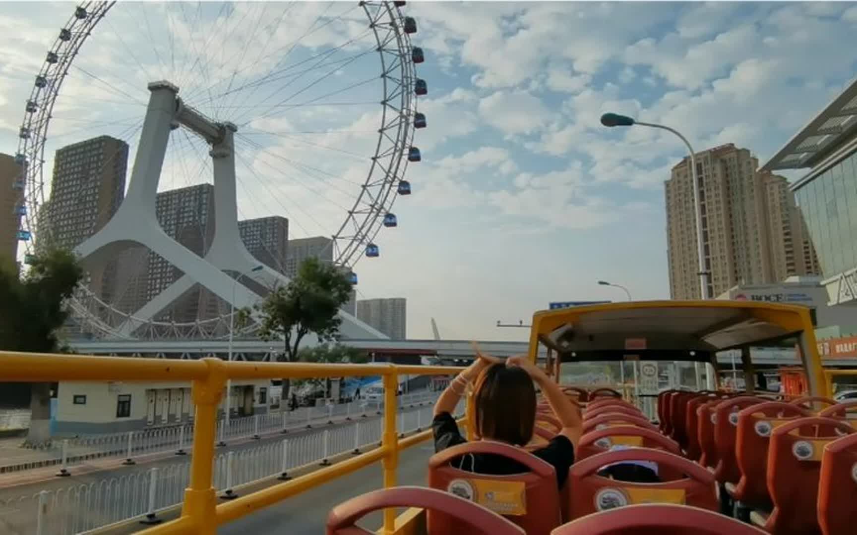 在天津之眼乘坐双层敞篷观光巴士,带大家参观,晚上吃狗不理包子