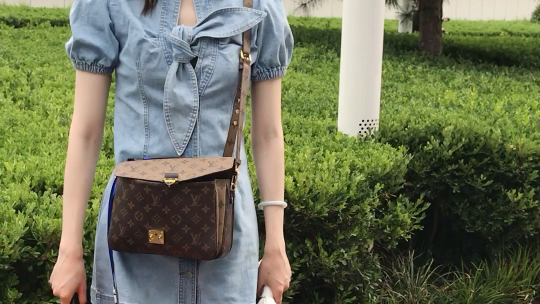 最美车模张芮尔