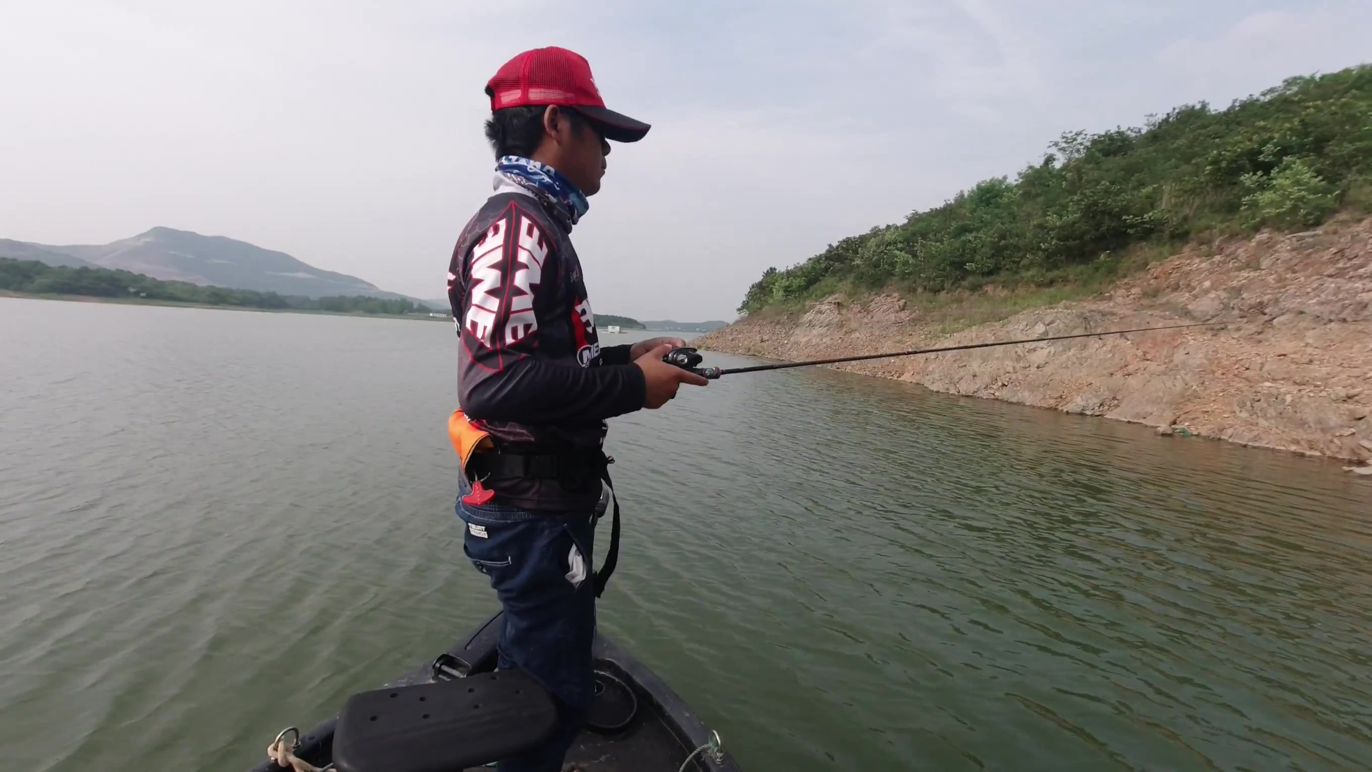 仑山湖路亚鲈鱼岩壁倒钓连杆