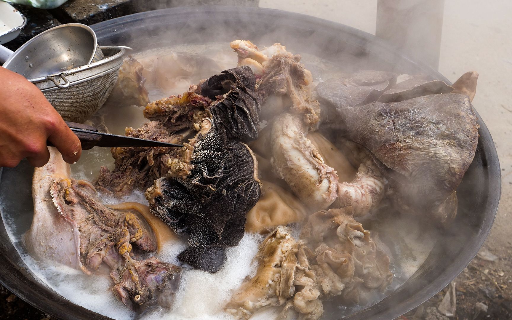 朝天大锅炖100斤牛肉,大姨20年镇上出名!吃碗牛肉才10块,过瘾