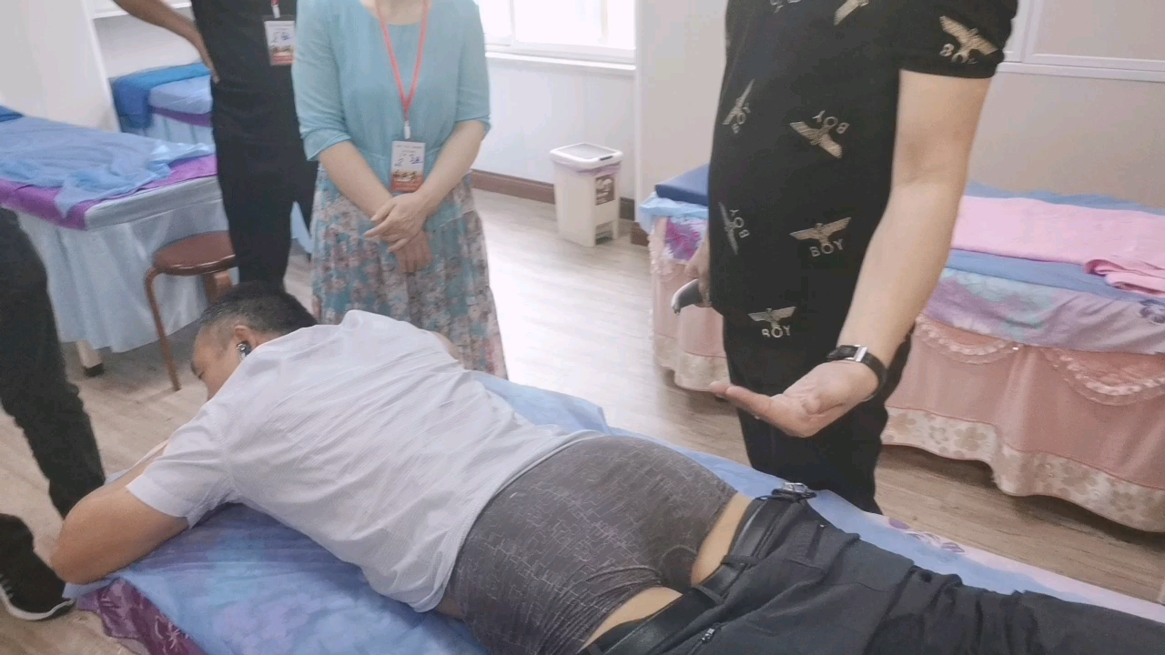 腰肌劳损松解腰大肌的方法为学员演示操