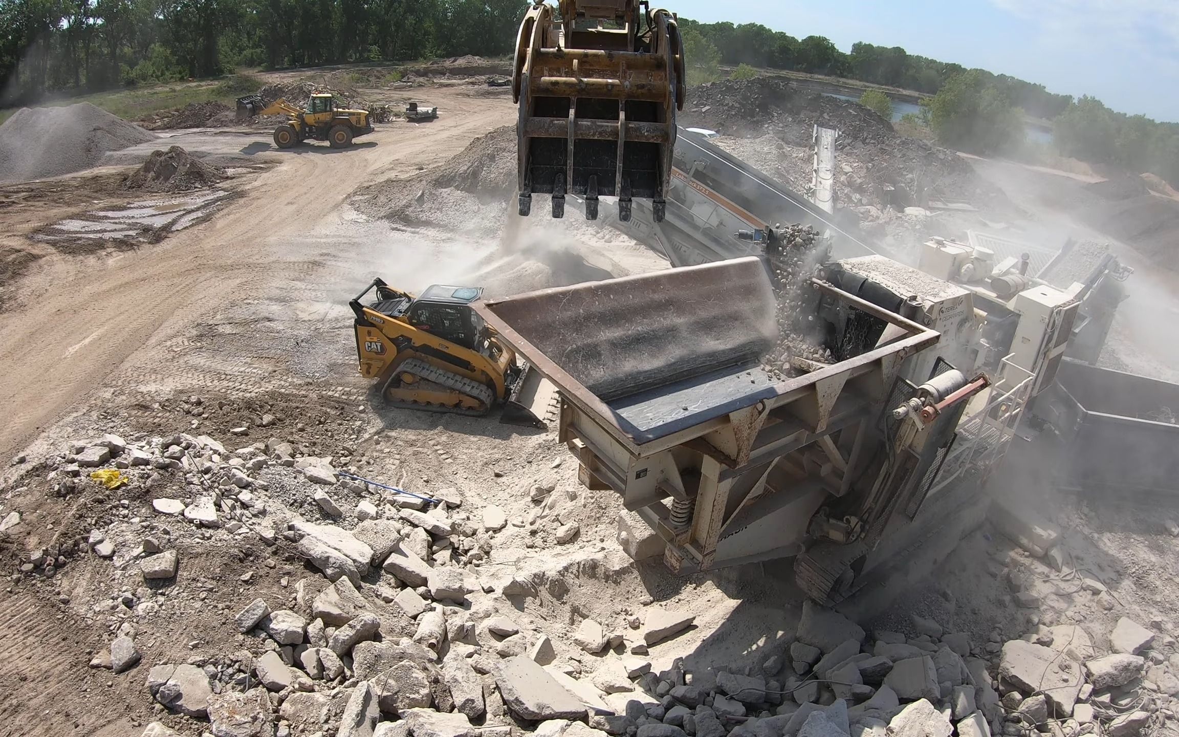 从挖掘机角度看冲击式破碎机回收混凝土