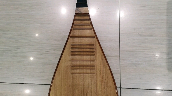 维修一把榉木四相十三品老琵琶