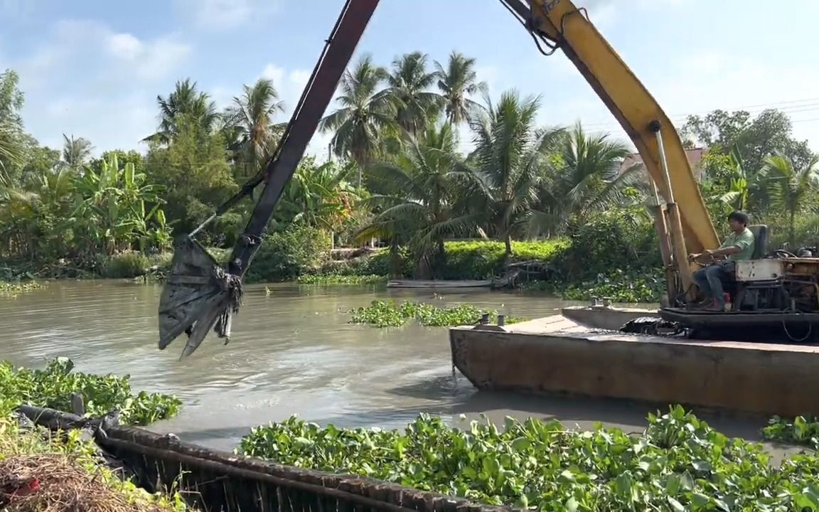 越南长臂挖掘机在河道清淤作业