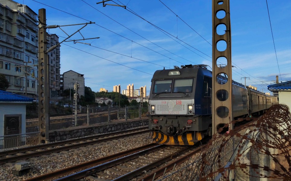 【中国铁路】k137怀化站进站,司机友好鸣笛,轮轨声治愈_哔哩哔哩_bili