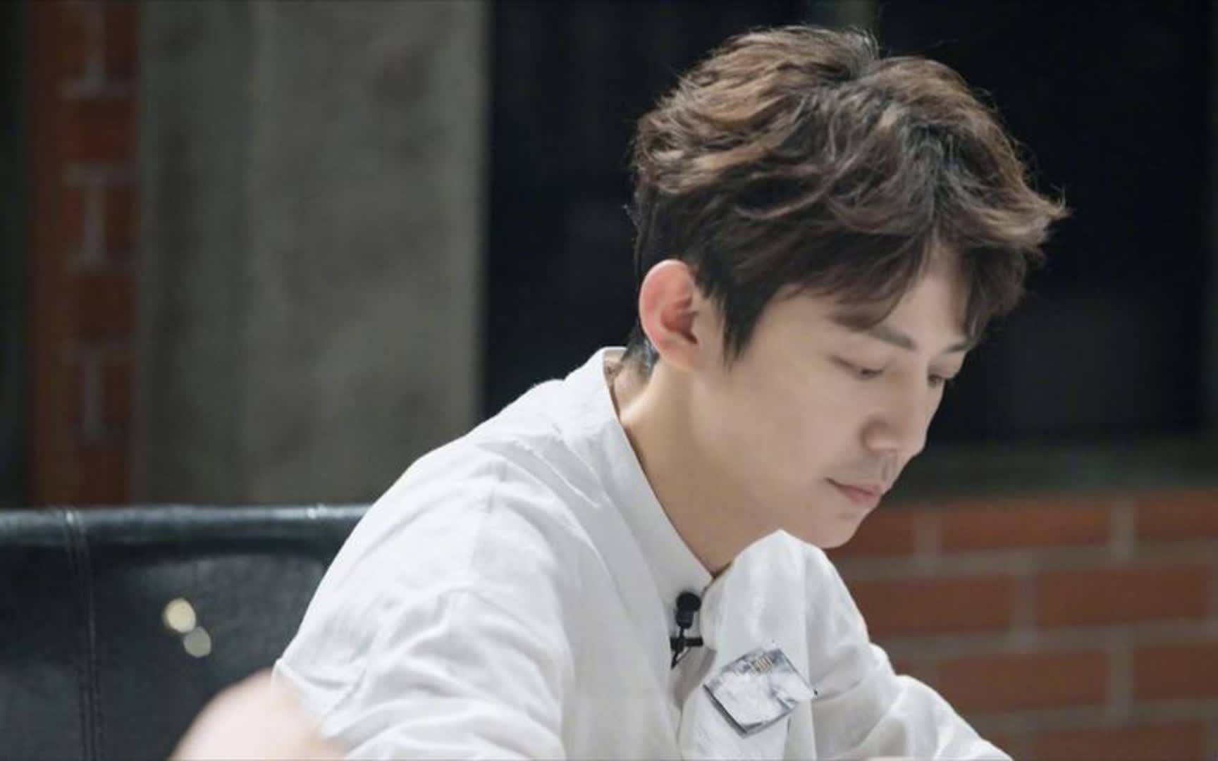 梁朝伟话太少,何炅采访时尴尬到蹲地,何炅经历的尴尬事