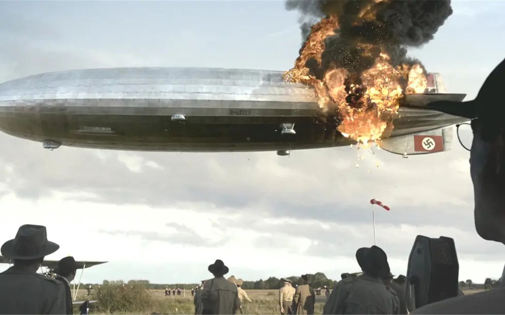 真事改编:巨型飞艇号称"空中泰坦尼克号",没降落就爆炸,不到一分钟就