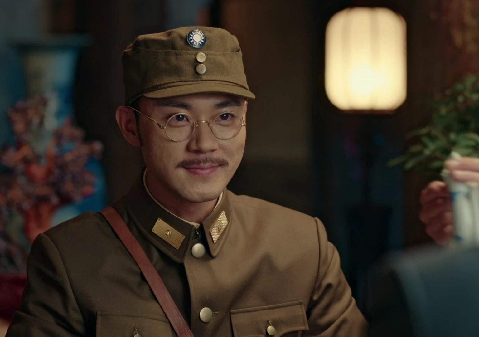 锻刀之英雄无悔:假扮特派员骗吃骗喝,哪料副官喝醉露马脚