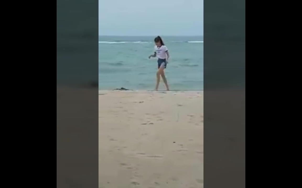 [图]lISA ( BLACKPINK) walking on the coast of Thailand