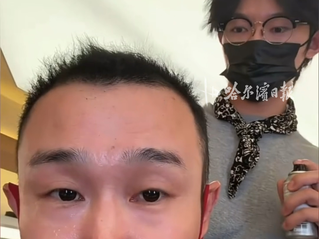 小沈阳对化妆师贴脸开大，称“把我画煞白的就是他”，此前其因化妆效果太白引发热议，被网友调侃得罪了化妆师#小沈阳 #披荆斩棘的哥哥 #媒体原创