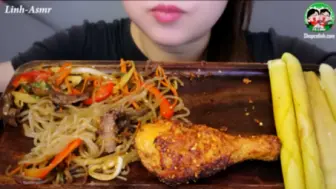 Download Video: 越南小姐姐美食 鸡腿 笋等