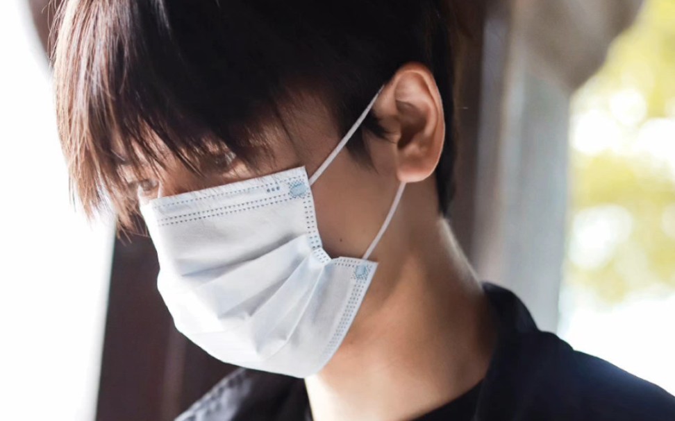 【张凌赫】帅哥的口罩戴反了哈哈哈哈哈哈哈哈