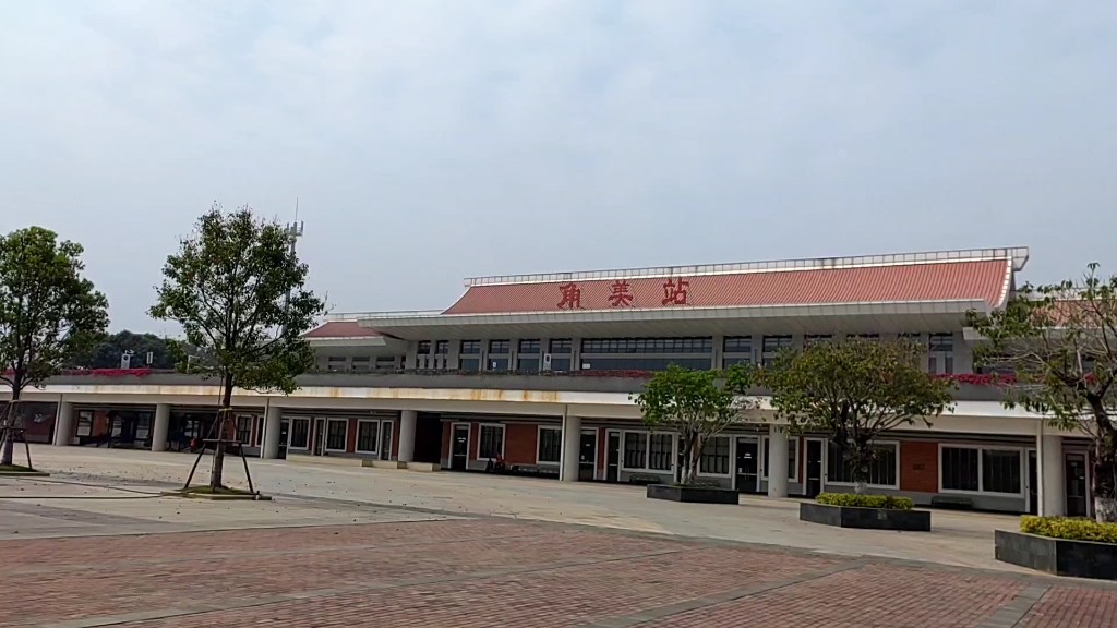 福建角美站,外观很有特色的一座车站,crh1a-1160进站.