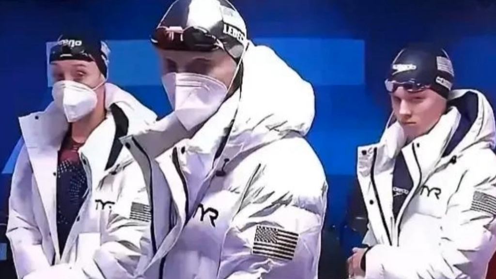 美国运动员在巴黎奥运会上突然戴上n95口罩,联想到当年的武汉军运会细