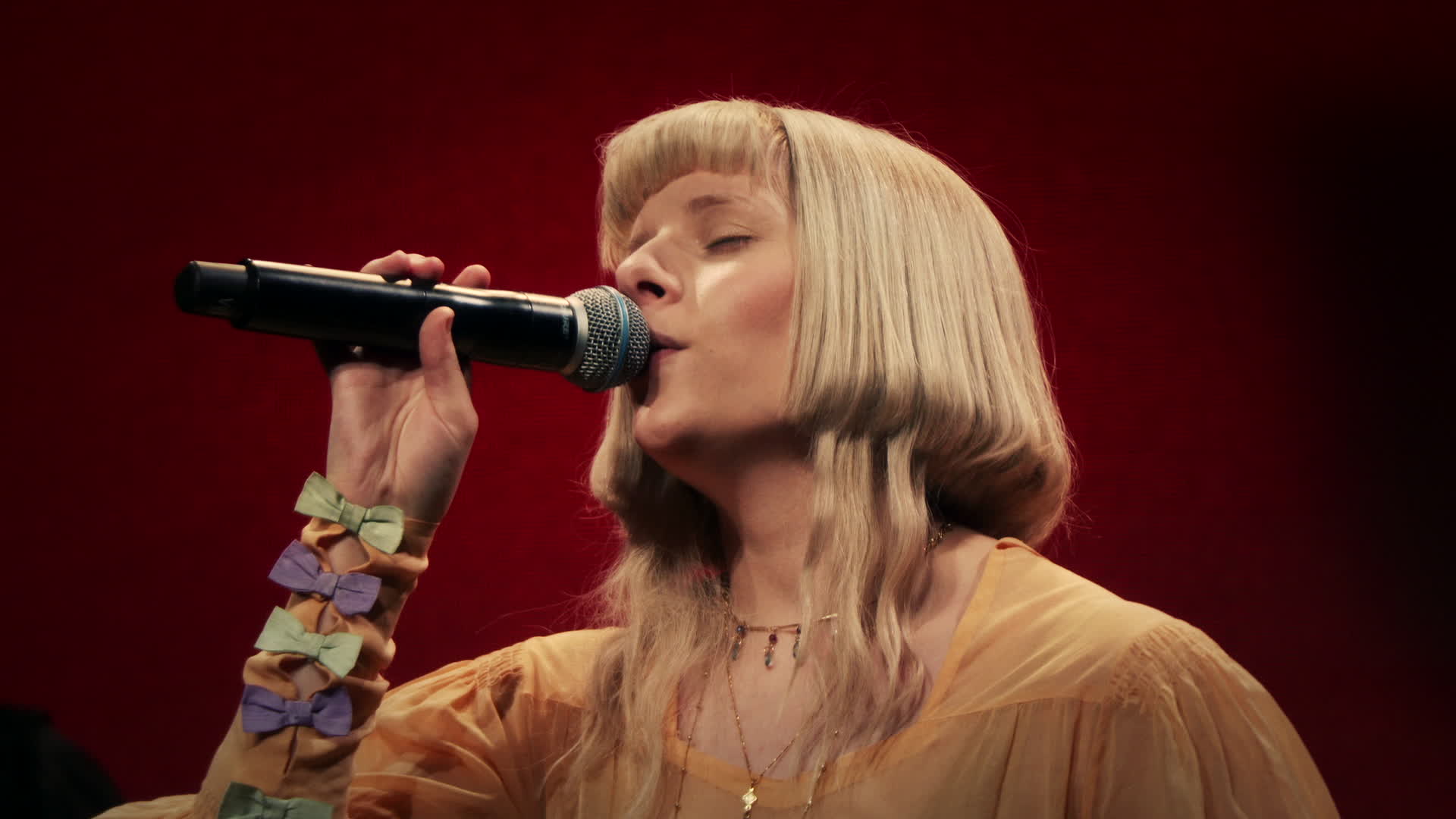 runaway (live performance) - aurora