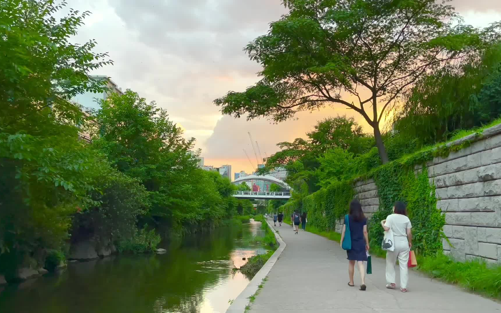 【散步vlog】走韩国首尔在清溪川边看美丽的日落边散步_哔哩哔哩_bili