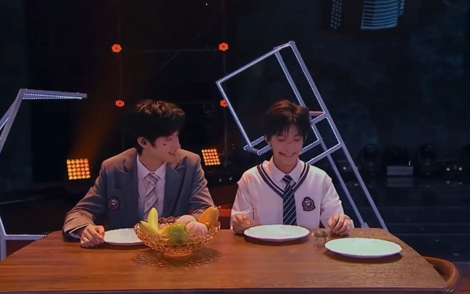 【reaction】tf家族《母系社会》《烈火战马 刺》《快乐环岛》_哔哩