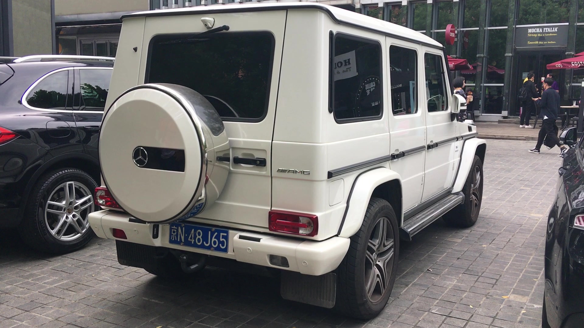 【北京街拍】白色高性能大g越野车--mercedes-benz g65 amg (w463)